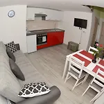 Apartma April *